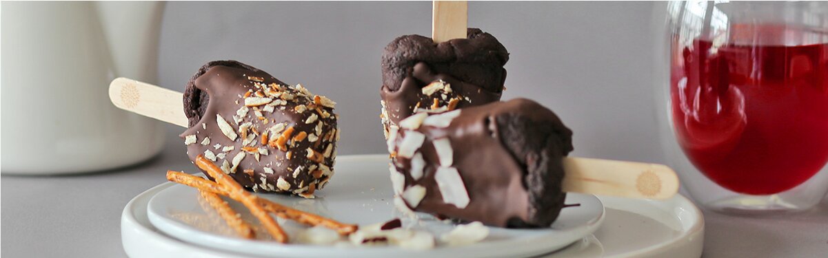 Himbeer Brownie Cake Pops auf einem Teller