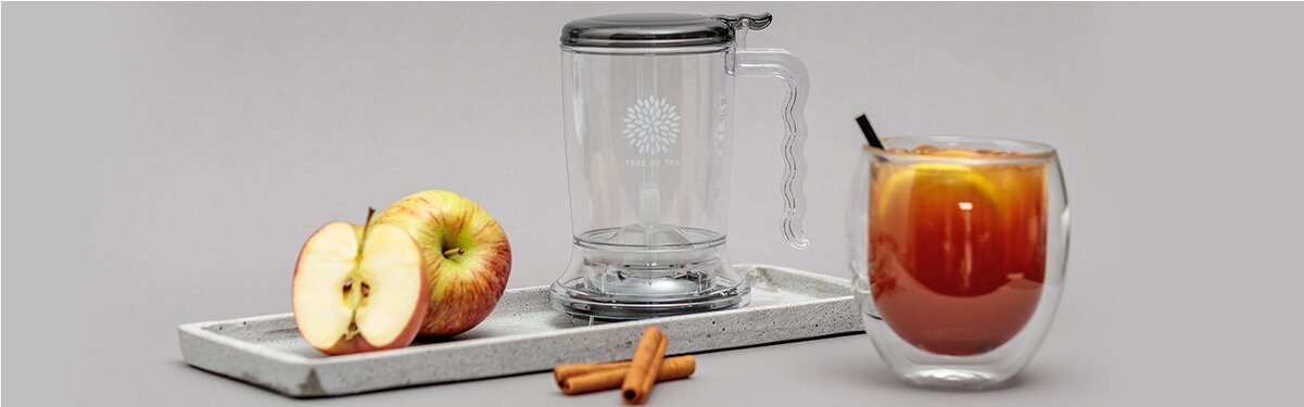 Apple Grey Cocktail mit Zimtstangen und Äpfeln