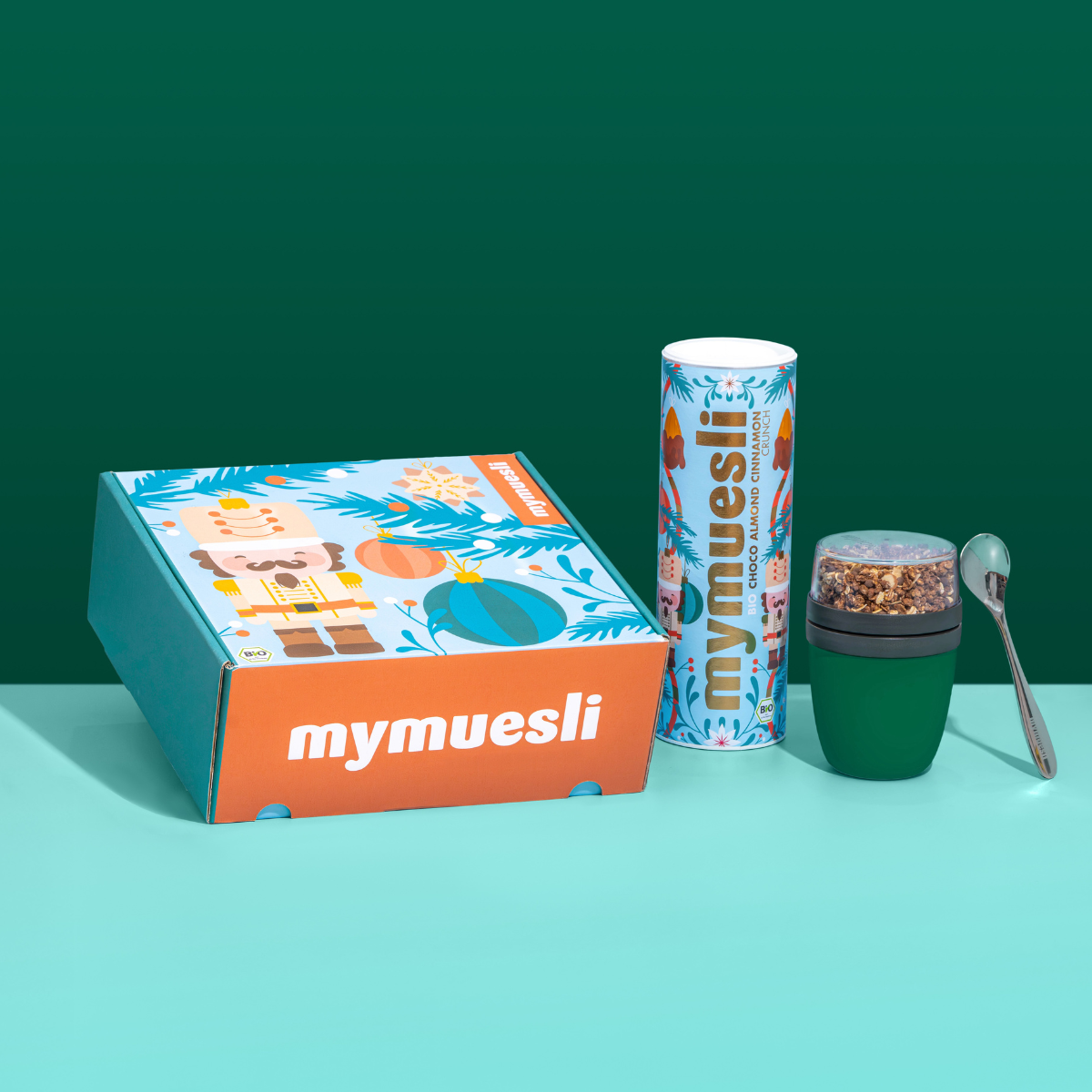 pine und einem silbernen mymuesli Löffel. Verpackt in einer weihnachtlichen Geschenkbox.