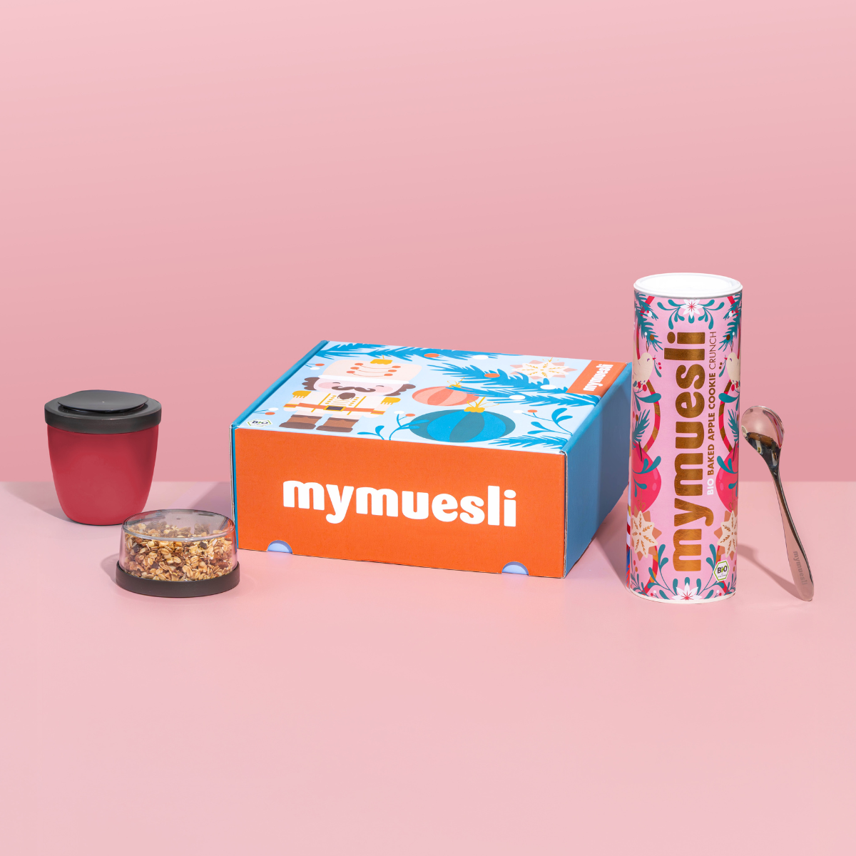 pink und einem silbernen mymuesli Löffel. Verpackt in einer weihnachtlichen Geschenkbox.