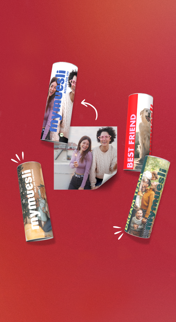 Verschiedene individuelle gestaltete Müsli Dosen mit persönlichen Fotos von der Familie, den Haustieren oder zwei Freundinnen. Mit zusätzlich individuellem Müsli Namen. Der Hintergrund ist rot.