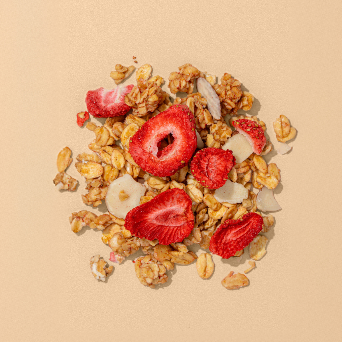 mymyuesli Bio Strawberry Almond Crunchy Zutaten: Erdbeeren, Mandeln und Crunchy Granola