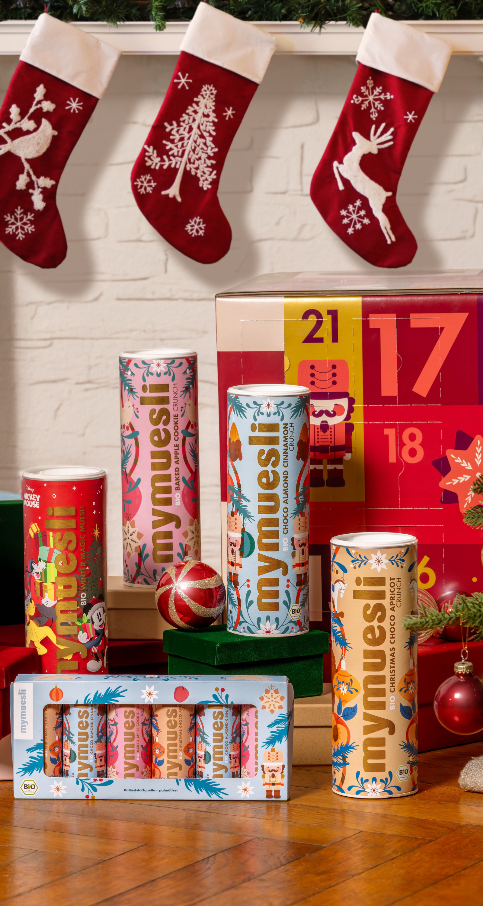 mymuesli Weihnachtsprodukte vor weihnachtlichem Kamin