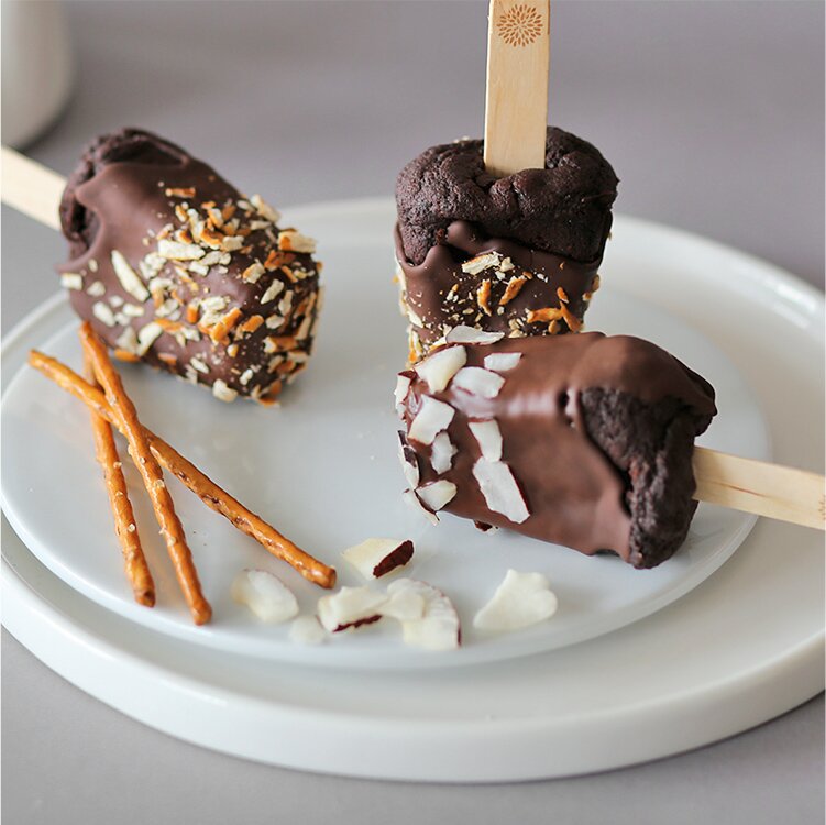 Himbeer Brownie Cake Pops auf einem Teller