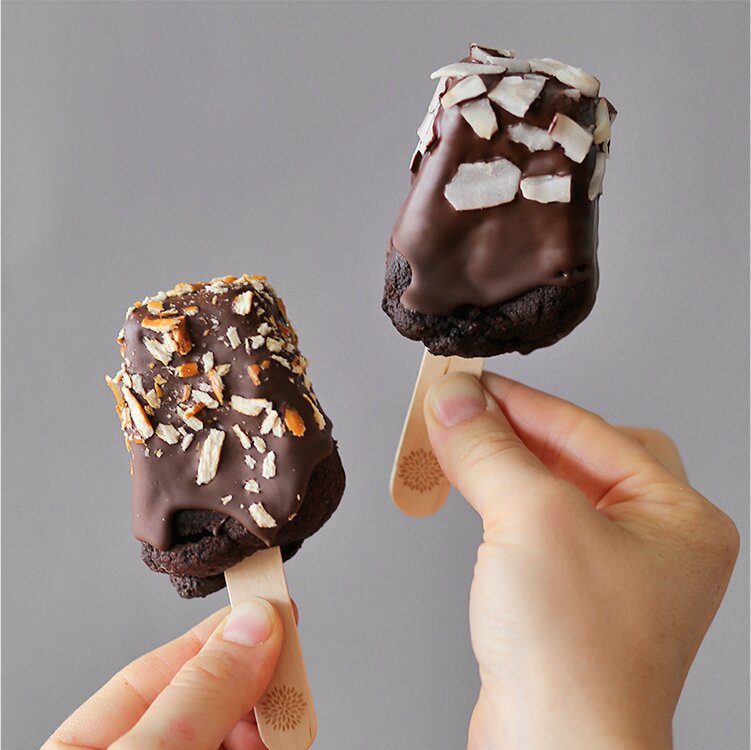 Himbeer Brownie Cake Pops in der Hand