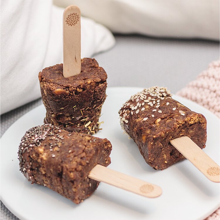 Lebkuchen Cake Pops auf einem Teller
