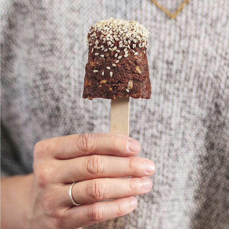 Lebkuchen Cake Pops in einer Hand