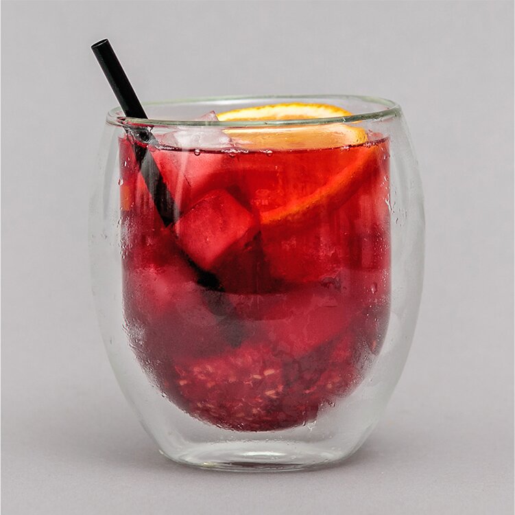 Raspberry Ruby Cocktail mit Strohhalm und Eiswürfeln