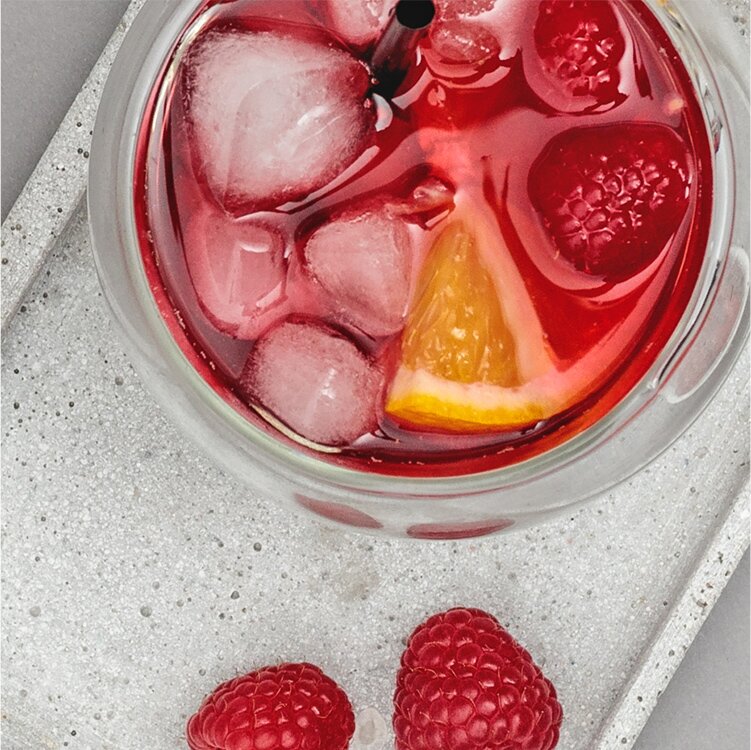 Raspberry Ruby Cocktail mit Strohhalm und Eiswürfeln