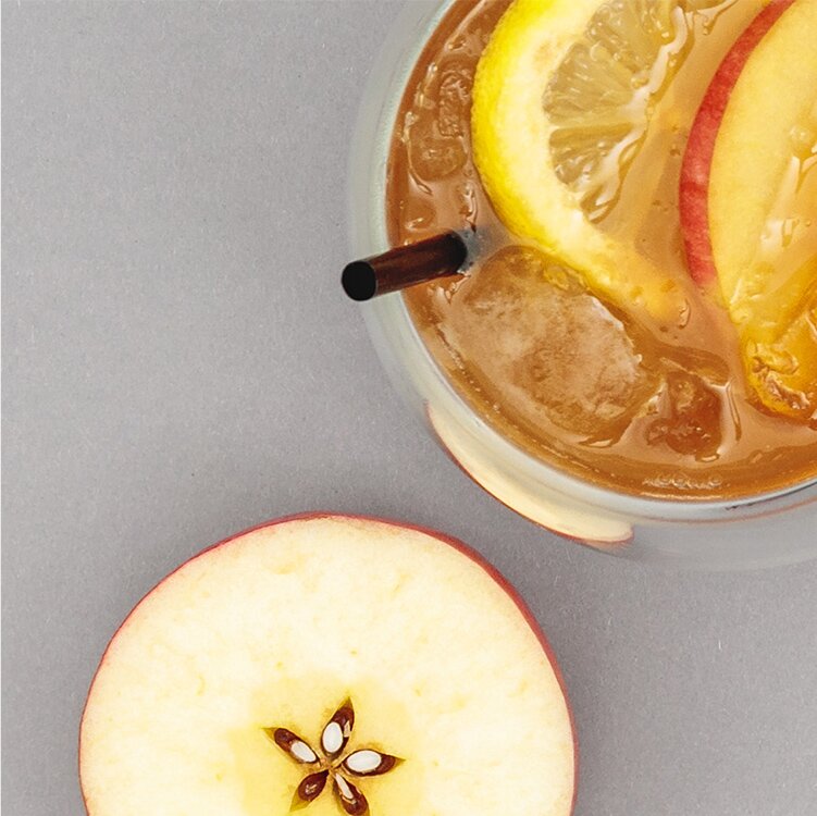 Apple Grey Cocktail mit Strohhalm