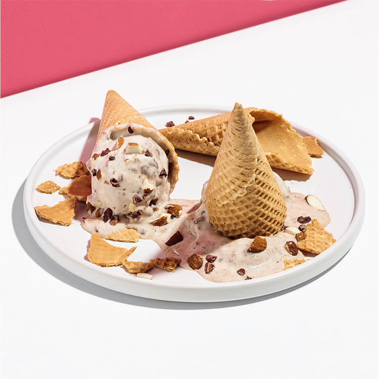 Bananen Mandel Nicecream auf einem Teller und Waffeln oben drauf