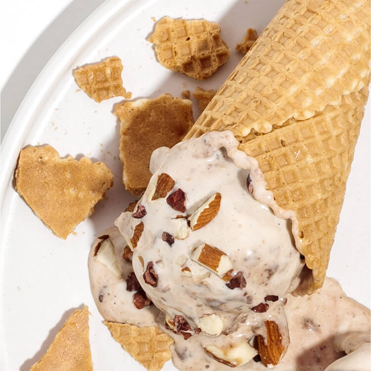Bananen Mandel Nicecream auf einem Teller und Waffeln oben drauf