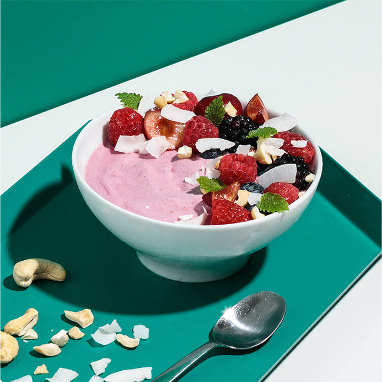Himbeer Cashew Nicecream in einer Schüssel