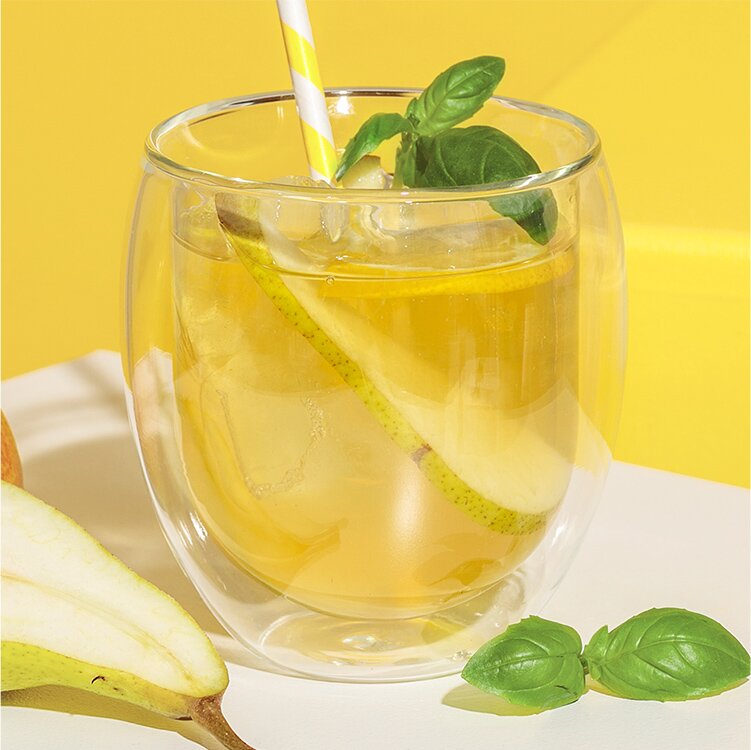 Grüner Birne Eistee mit Birnen daneben und Basilikum