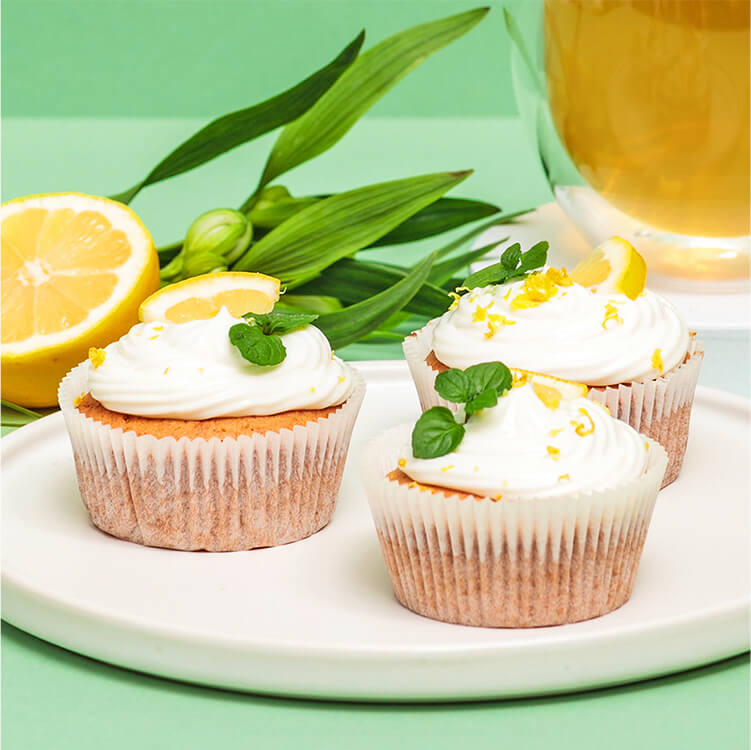 Zitronen Cupcakes mit Topping auf einem Teller