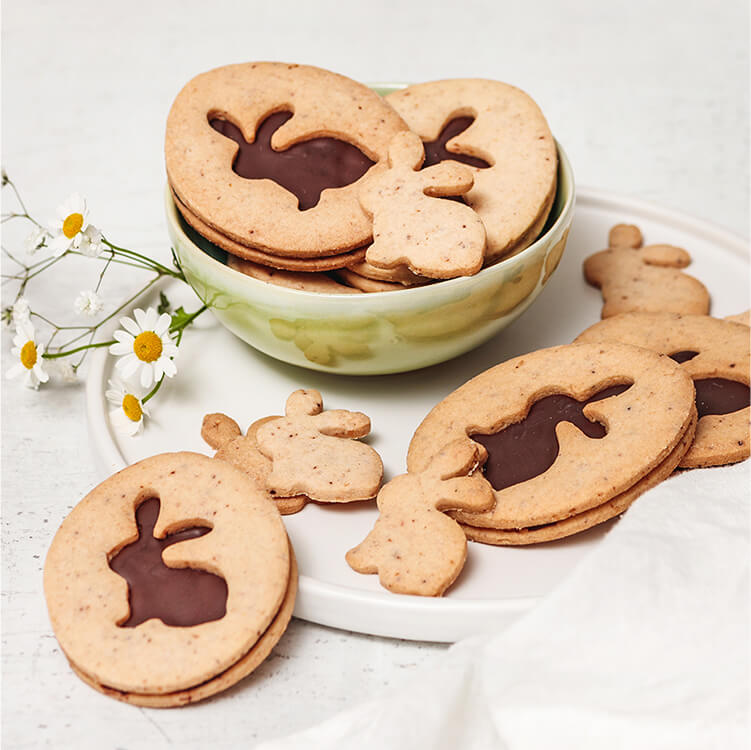 Ostermüsli Hasen-Plätzchen auf einem Teller