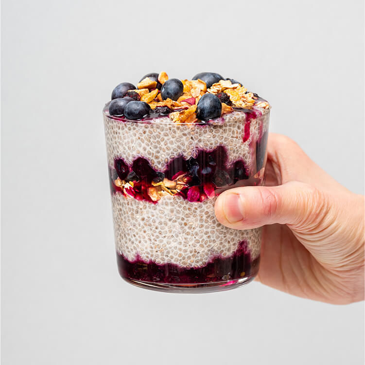 Chia Pudding mit Blaubeeren in einem Glas