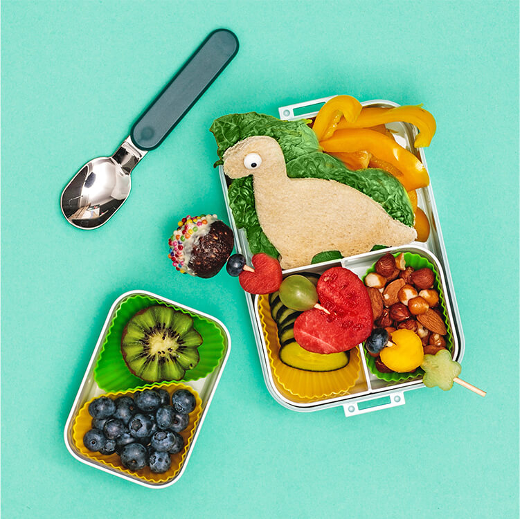 Lunchbox für Kinder mit einem Löffel daneben
