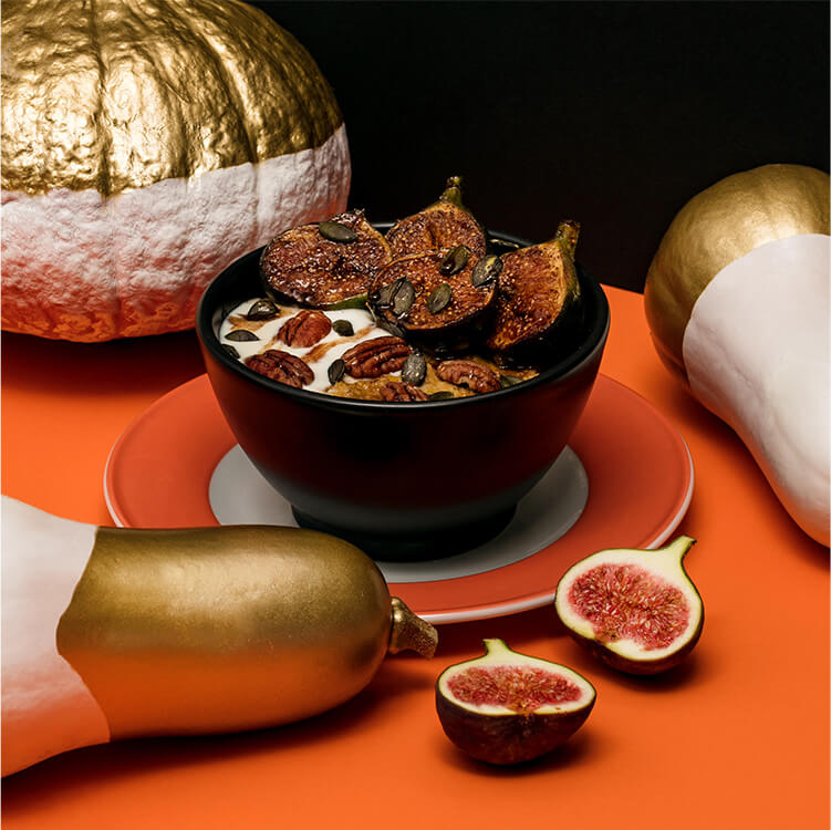 Pumpkin Porridge in einer Schale mit Feigen und Pekannüssen