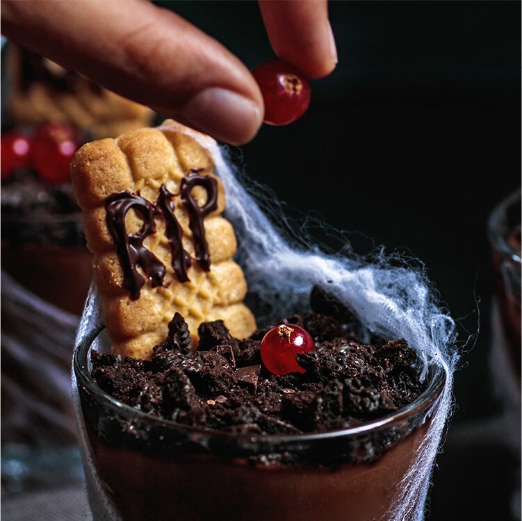 Halloween-Bowls im Glas mit Johannisbeeren