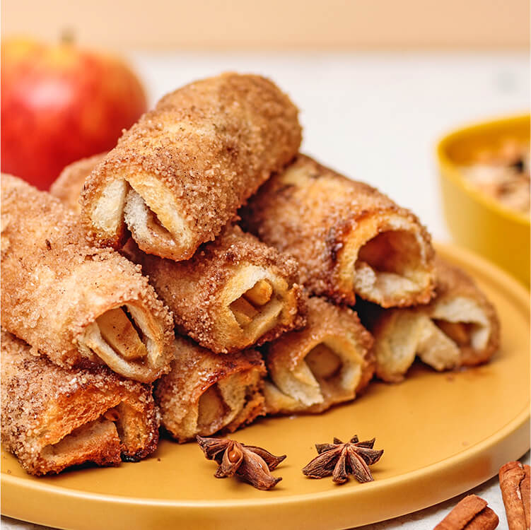 French Toast Roll Ups mit Apfel-Zimt Füllung auf einem Teller