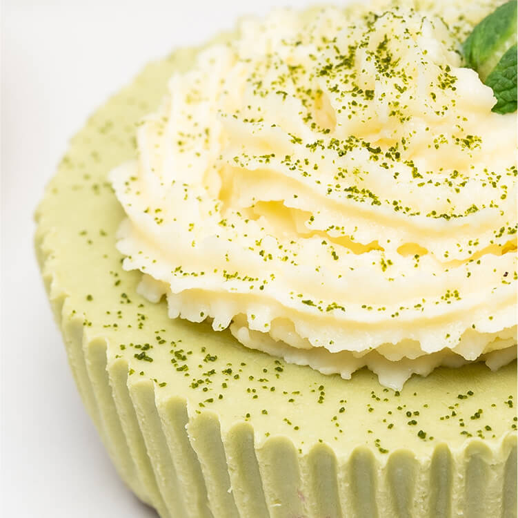 Matcha Cheesecake mit Matcha Pulver bestreut