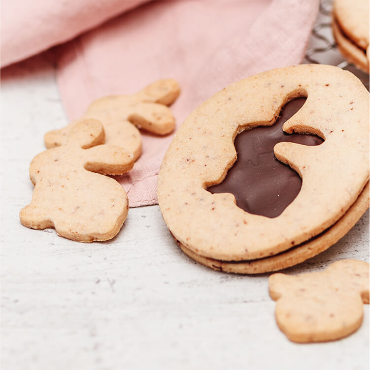 Ostermüsli Hasen-Plätzchen auf einem Teller