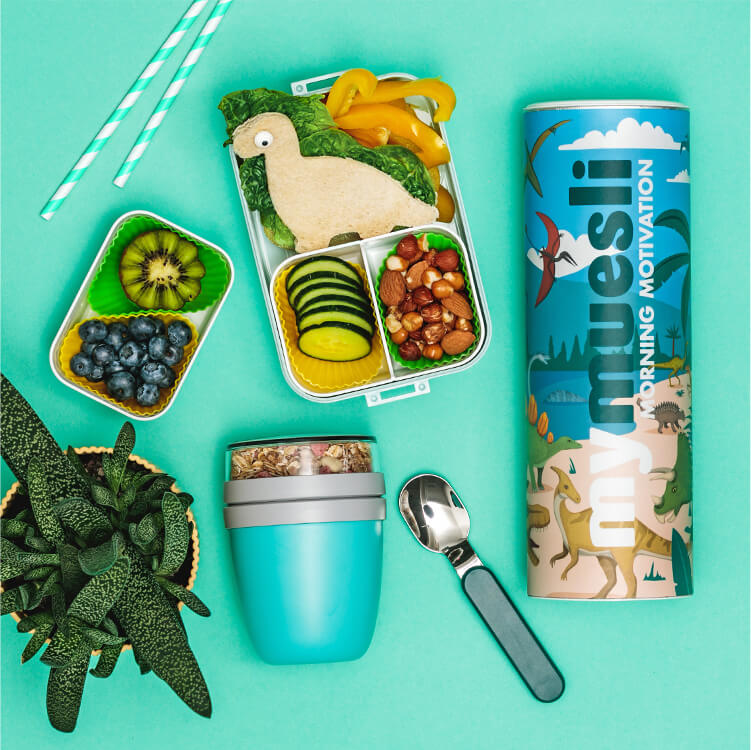 Lunchbox für Kinder mit einem Löffel, 2go Becher und Müsli Dose daneben