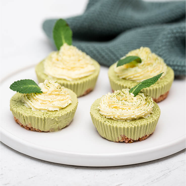 Matcha Cheesecake auf einem Teller