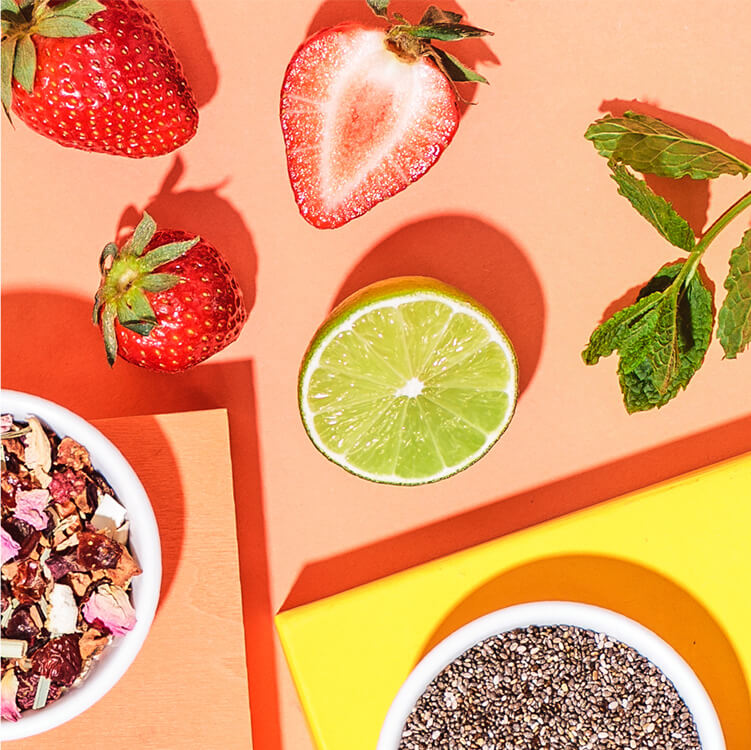 Eine Schale Chia Samen mit Erdbeeren und einer halben Limette