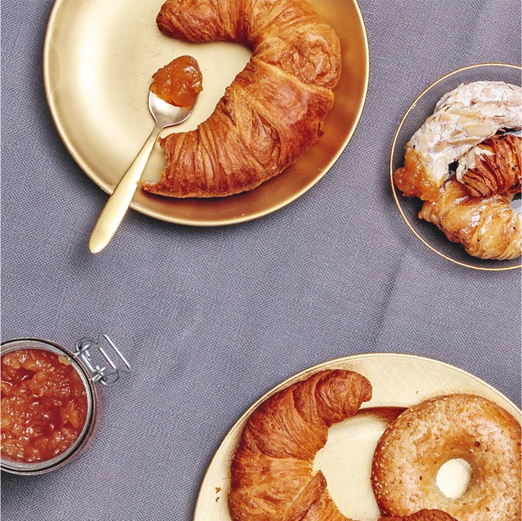 En Croissant mit Rooibos Orangen Marmelade
