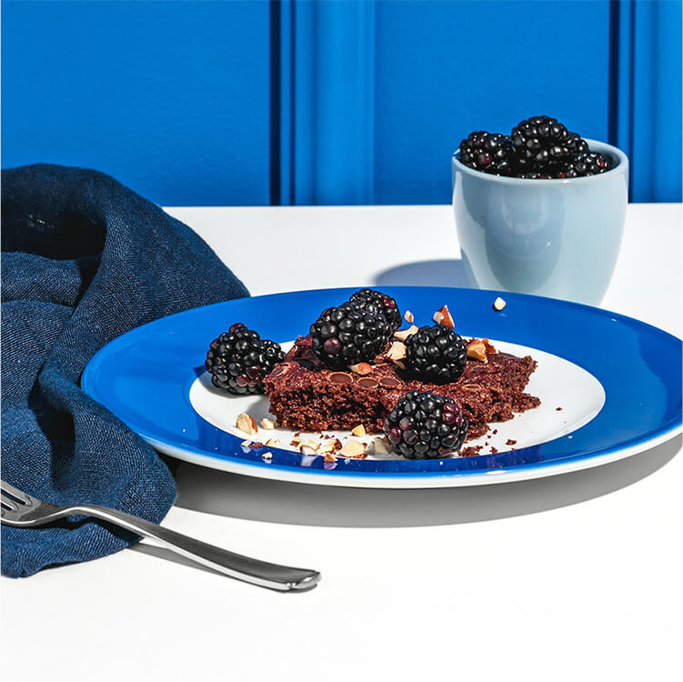 Schoko Brownies mit Brombeeren auf einem Teller