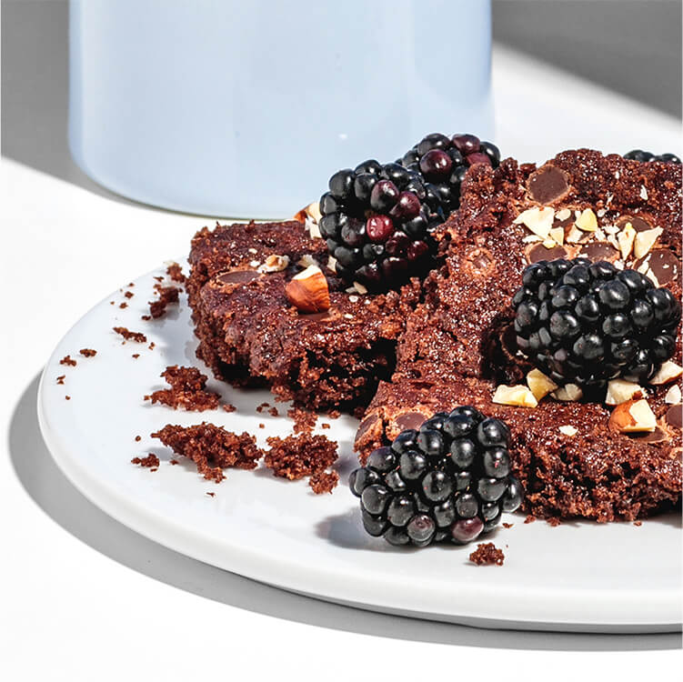 Schoko Brownies mit Brombeeren auf einem Teller