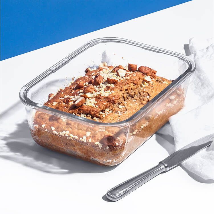 Knuspriges Müslibrot in einer Ofenform