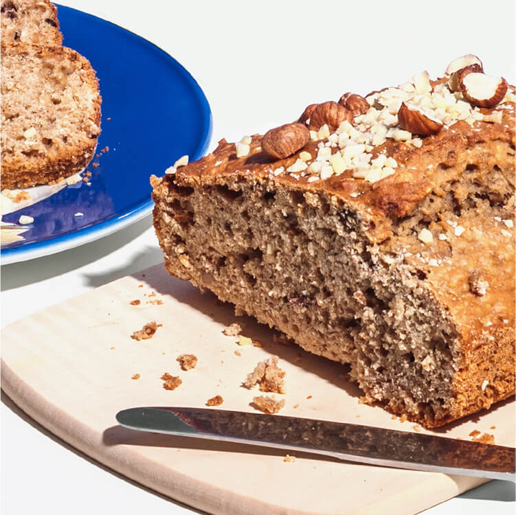 Knuspriges Müslibrot wird aufgeschnitten