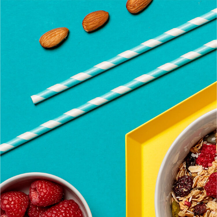Strohhalme, Mandeln und Himbeeren