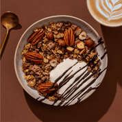 mymuesli Bio Choco Nuts Fan Paket mit 4 leckeren Bio Müslis: Choco Nuts Crunchy Granola in Schale mit Joghurt und Schoko-Soße