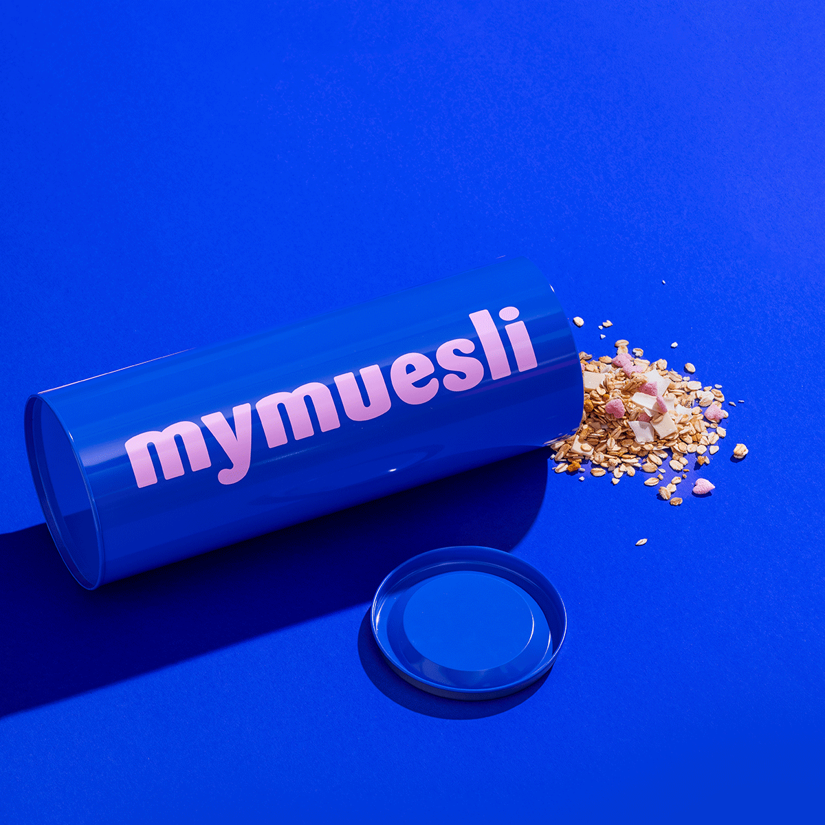 Gif: Eine liegende Vorratsdosen blau & rosa aus der Spaghetti, Kekse, Kaffeebohnen und Müsli kommt