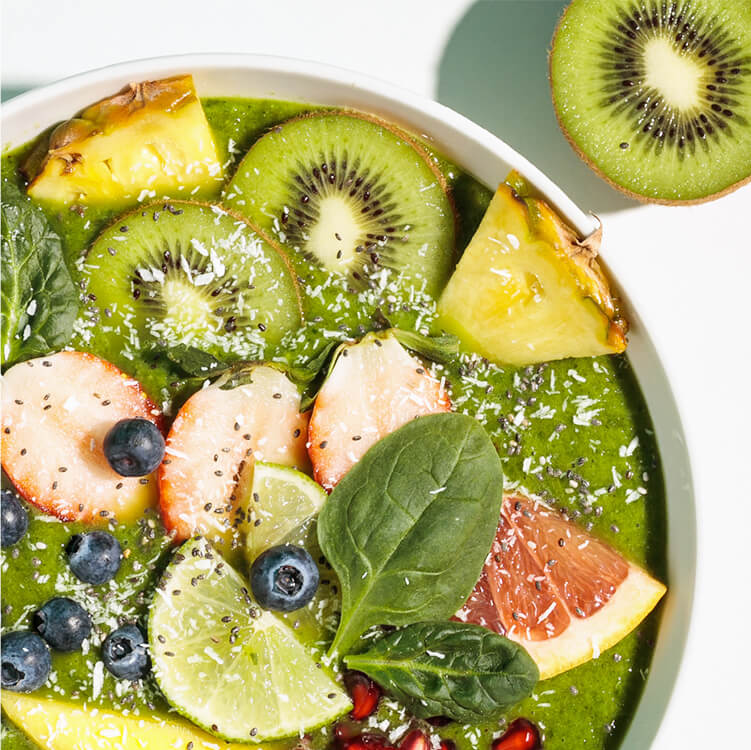 Green Smoothie Bowl mit Beeren, Kiwi und Limetten