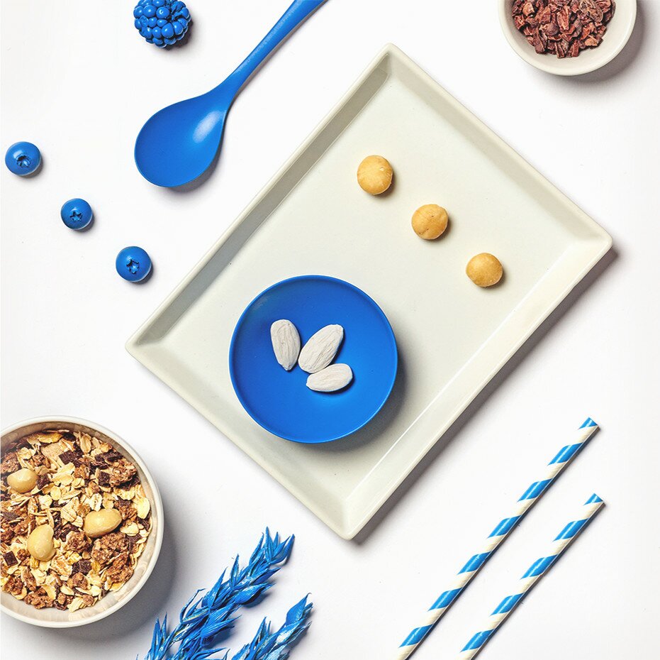 Nüsse, Kakao Nibs und Müsli in Schalen