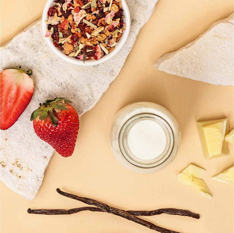 Tee, Sahne und Erdbeeren