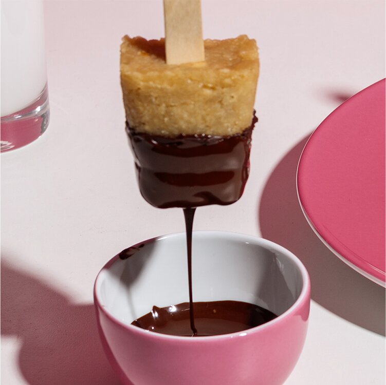 Bananen Cake Pop wird in Schokosauce gedippt