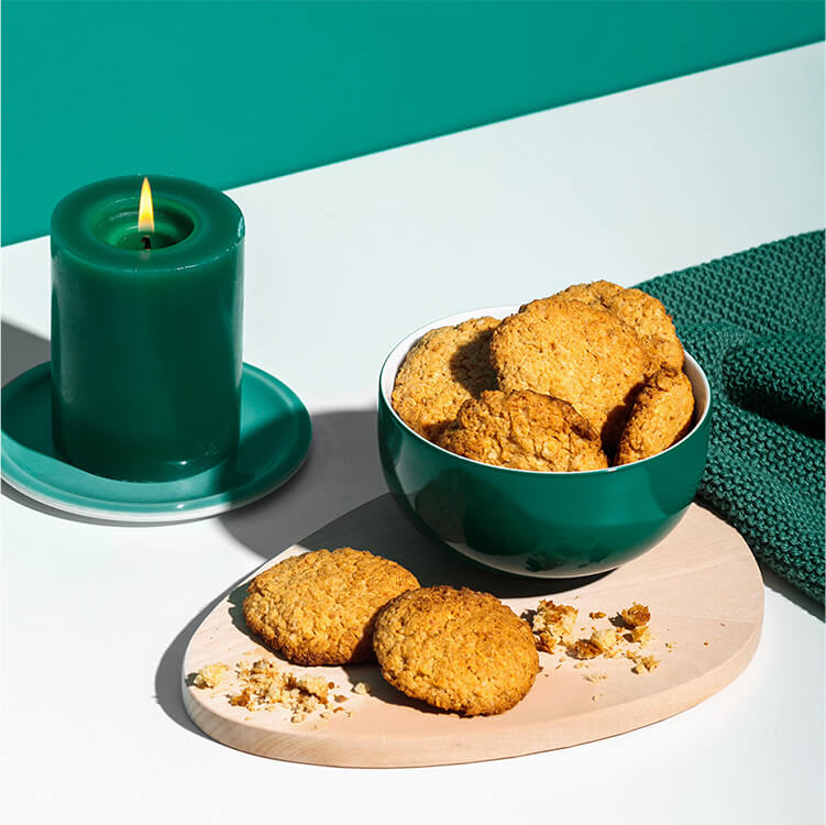 Kokos Kekse in einer Schale mit einer Kerze daneben