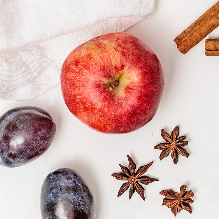 Ein Apfel, Pflaumen, Tee und Gewürze