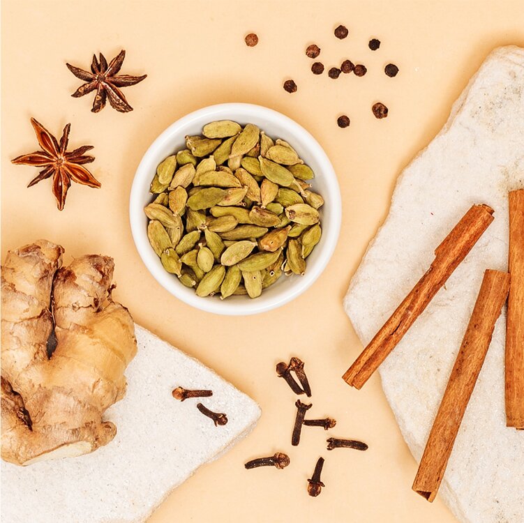 Gewürze wie Zimtstangen, Ingwer und Nelken