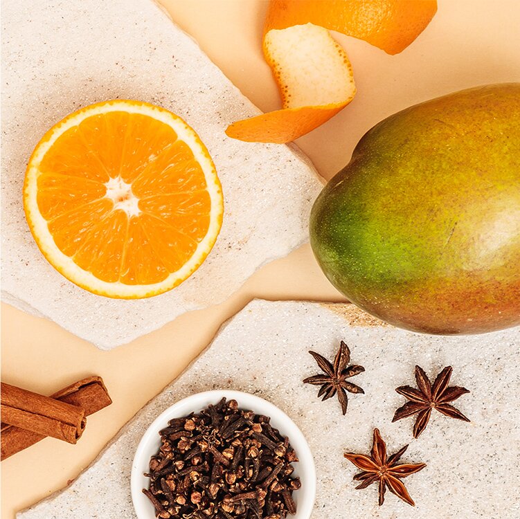 Eine halbe Orange, eine Mango und Gewürze