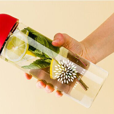 Herbal water in einer Coldbrewflasche