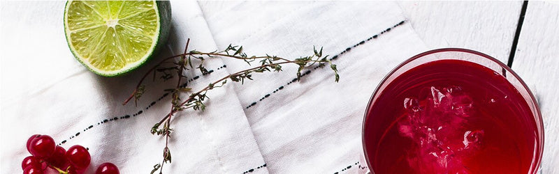 Ruby and Lime Eistee mit einer Limette daneben