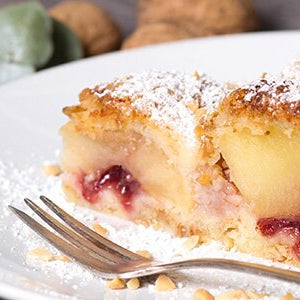 Apfel-Crumble-Kuchen auf einem Teller mit einer Gabel