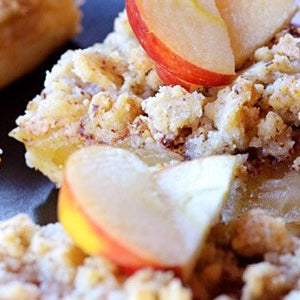 Apple Crumble Müsli Kuchen auf einem Backblech